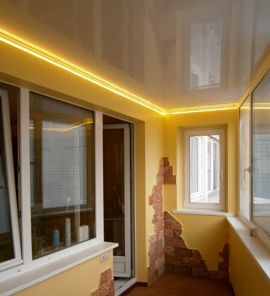 tecido elástico com iluminação na loggia