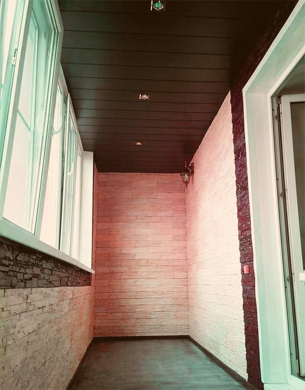 painéis de teto de plástico na loggia