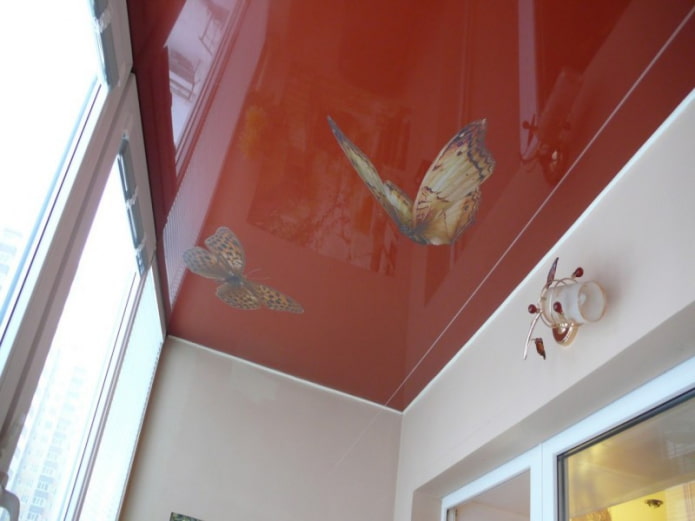 teto falso brilhante na galeria