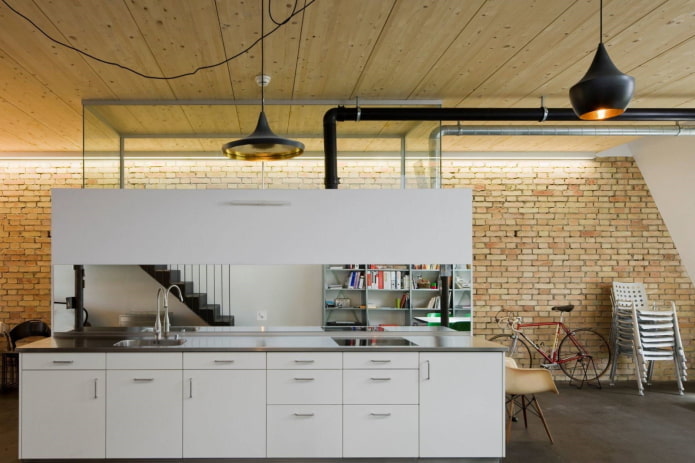 Painéis de MDF no teto no interior da cozinha