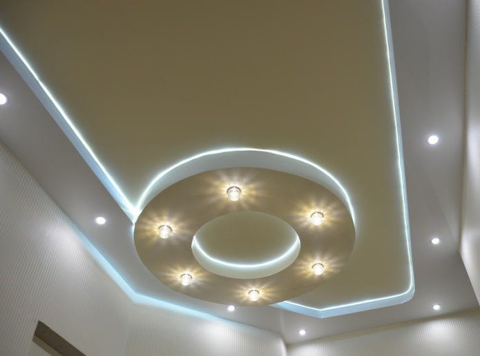 estrutura de teto com iluminação de contorno