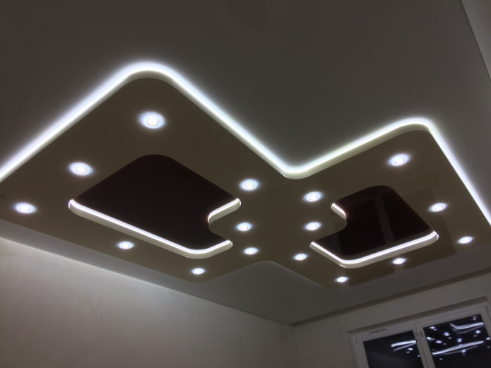 estrutura de teto com iluminação de contorno