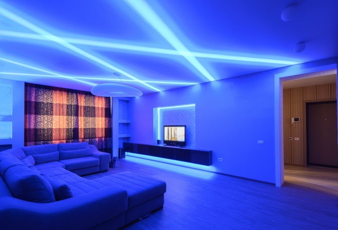 estrutura de teto com iluminação neon