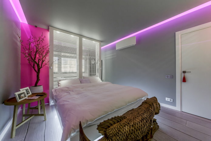 estrutura de teto com iluminação rosa