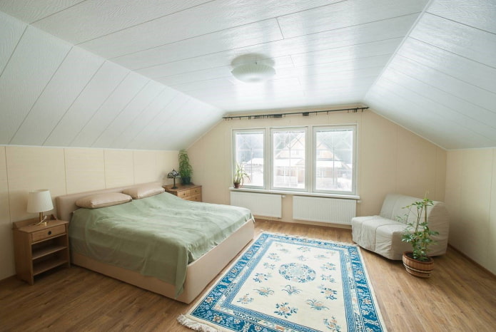 acabamento do quarto do sótão com painéis de MDF pintados