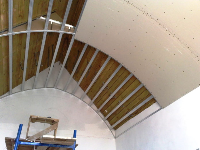 instalação de um teto arqueado de gesso cartonado
