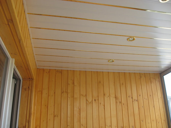 Painéis de PVC com Iluminação de fundo no teto da varanda