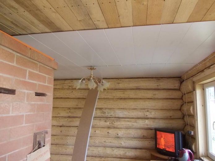 instalação de painéis de teto de plástico em uma casa de madeira