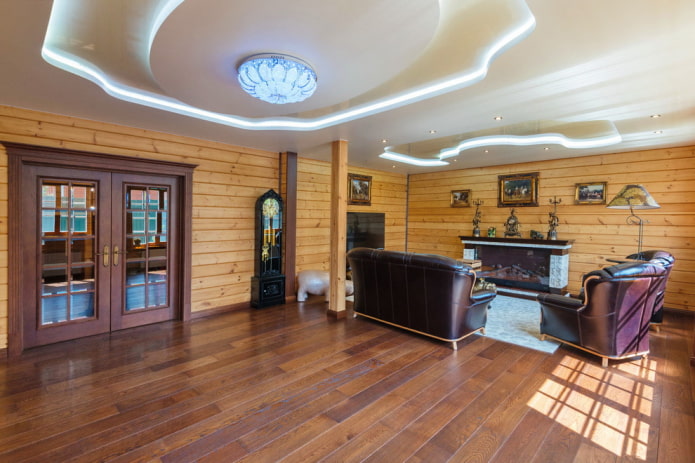 teto ondulado de vários níveis com iluminação de fundo em uma sala de estar de madeira