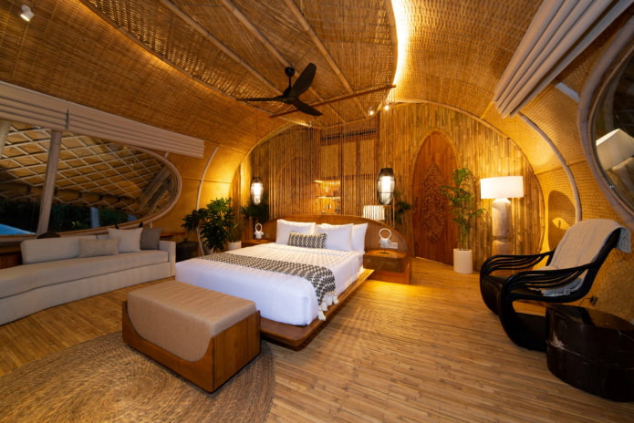quarto com decoração de parede e teto de bambu e vime