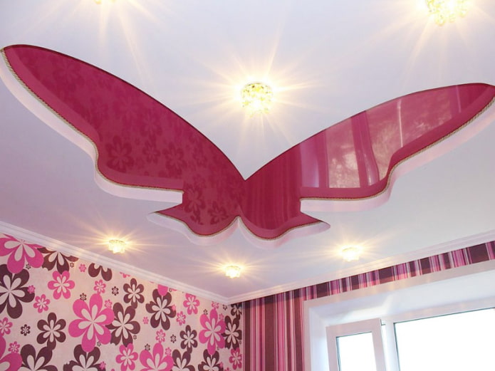 design de teto em forma de borboleta no quarto do bebê
