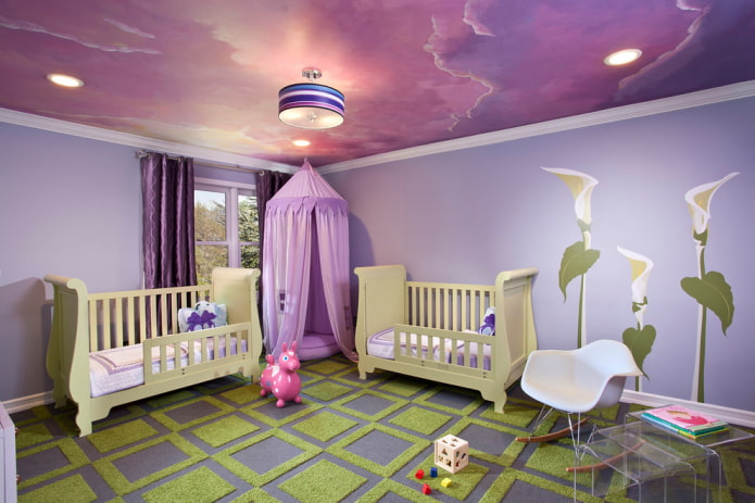 revestimento de teto roxo em quarto de criança