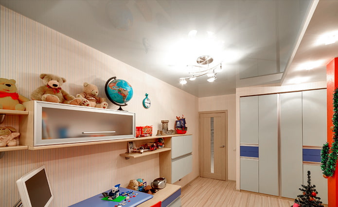 teto tenso cinza em um quarto infantil