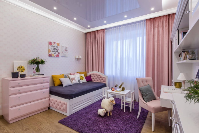 Cor lilás no interior do quarto infantil 
