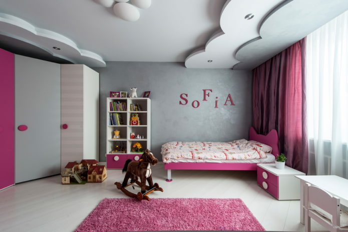 estrutura de teto de vários níveis no quarto do bebê