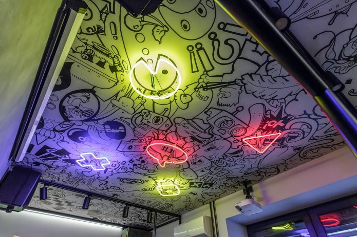 teto com desenhos em estilo grafite 