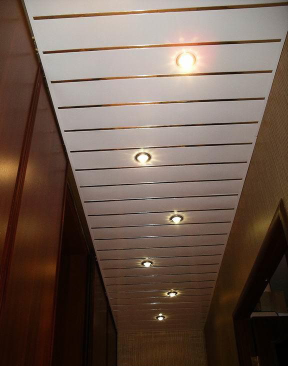 Estrutura suspensa de ripas no corredor