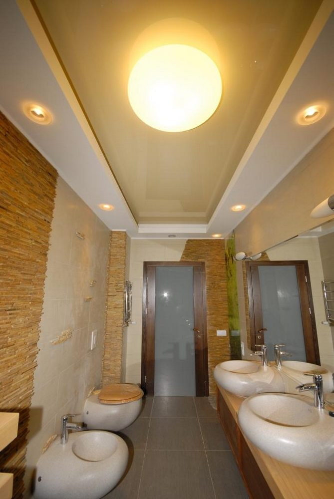 design de dois níveis no banheiro