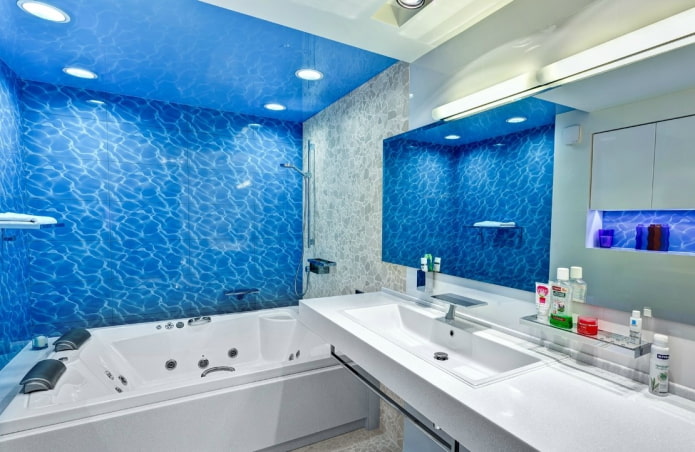 teto azul no interior do banheiro