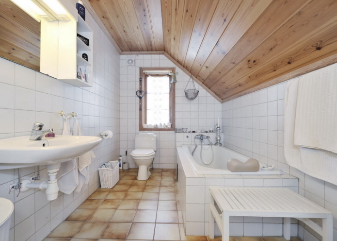 design de teto no interior de um banheiro no sótão