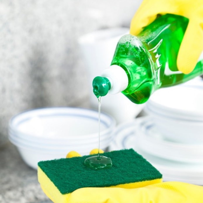 aplicando gel em uma esponja