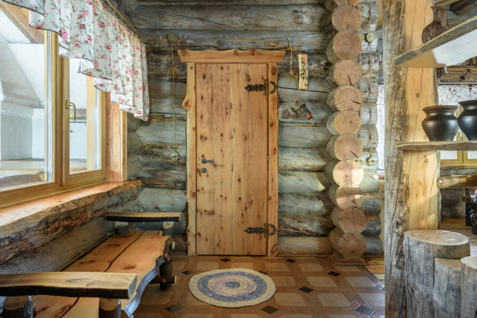 porta pequena do vestiário para a sauna a vapor