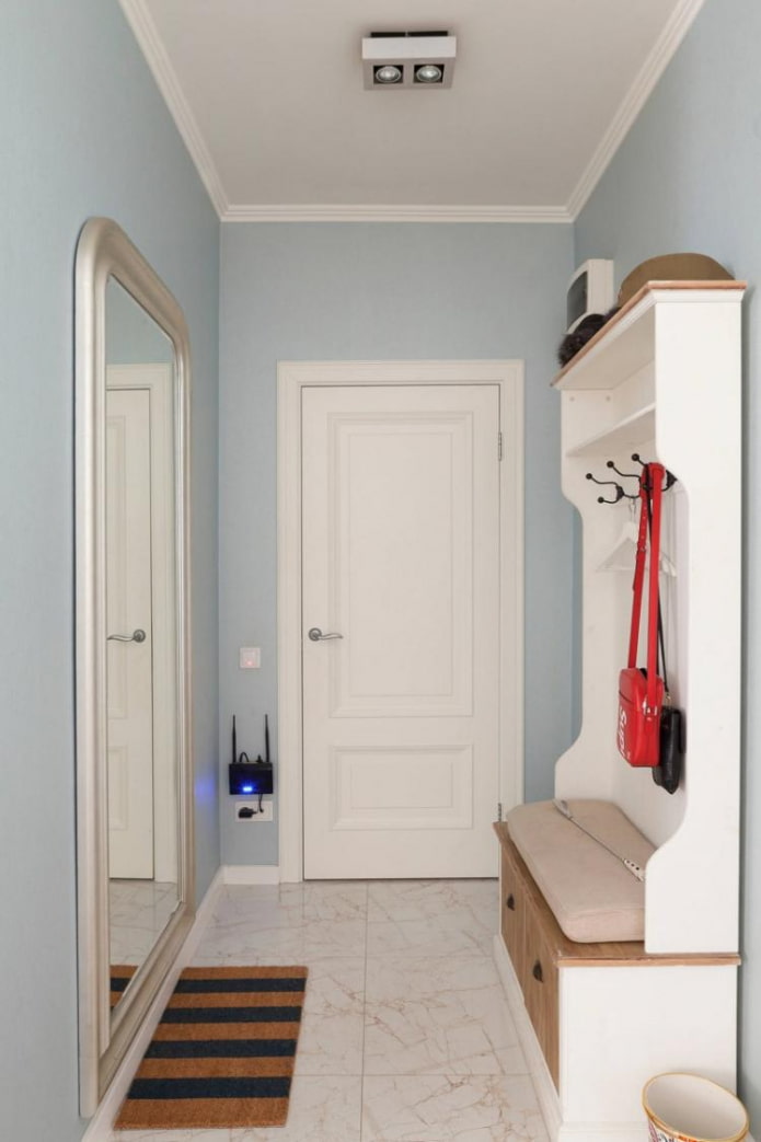assento com espaço para sapatos no interior de um corredor estreito