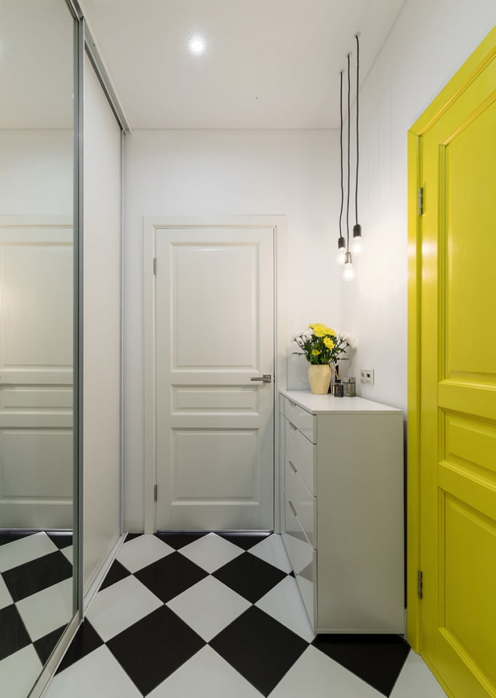 corredor branco com uma porta amarela