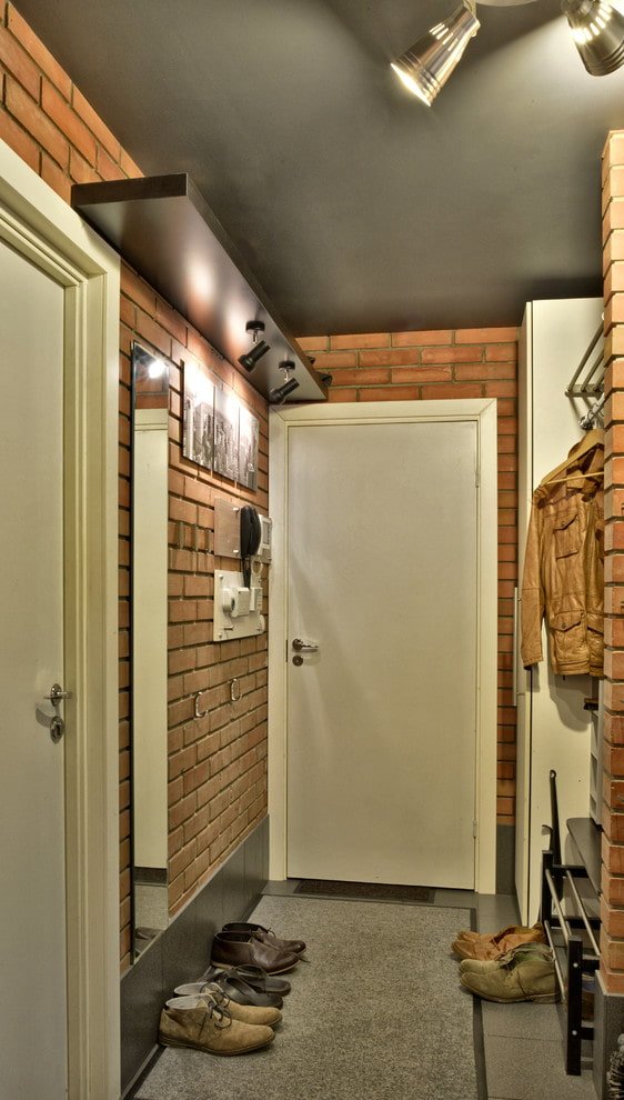 corredor em um apartamento Khrushchev em estilo loft