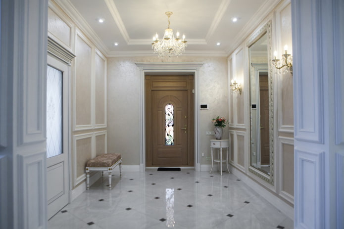 iluminação em um corredor em estilo clássico