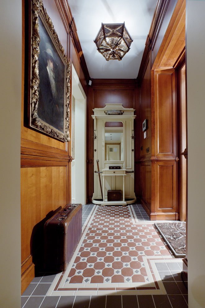 Esquema de cores do interior do corredor em estilo clássico