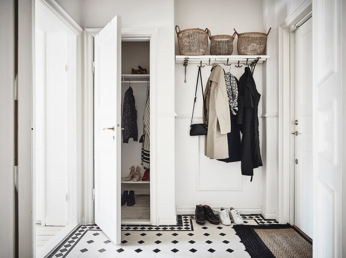 interior de um corredor branco em estilo escandinavo
