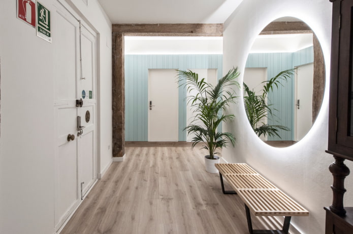 Decoração de corredor em estilo escandinavo