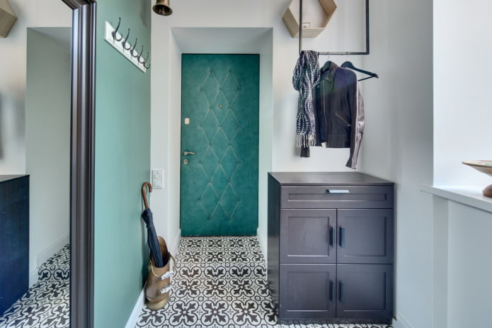 Corredor em estilo escandinavo com detalhes brilhantes