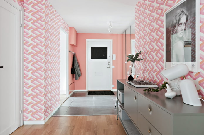 Corredor em estilo escandinavo com detalhes brilhantes