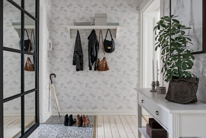Decoração de corredor em estilo escandinavo