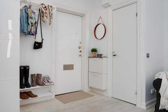 interior de corredor branco em estilo escandinavo