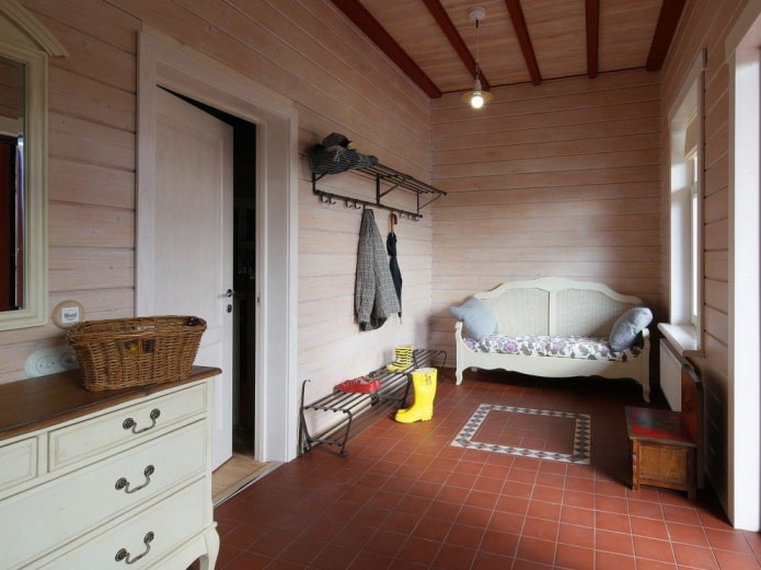 móveis no interior do corredor em estilo provençal