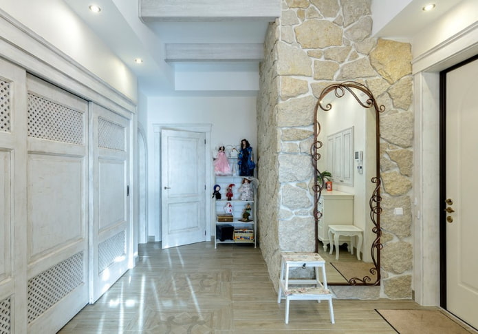 Decoração de corredor em estilo provençal