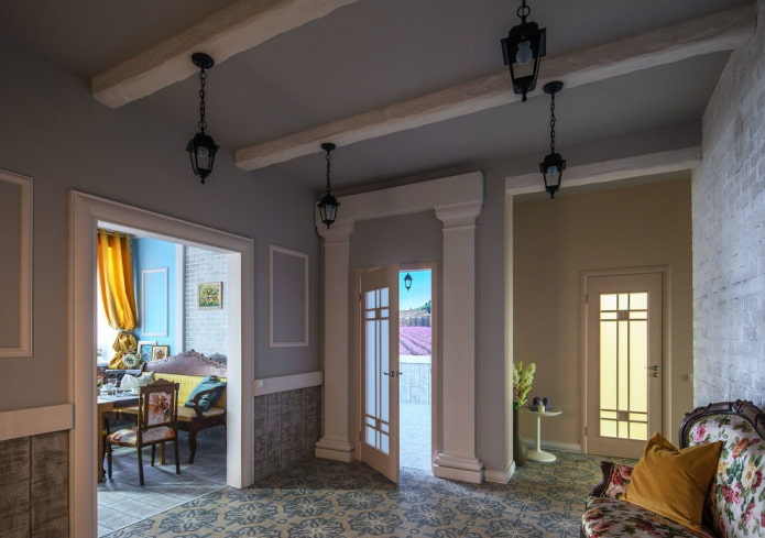 Decoração de corredor em estilo provençal