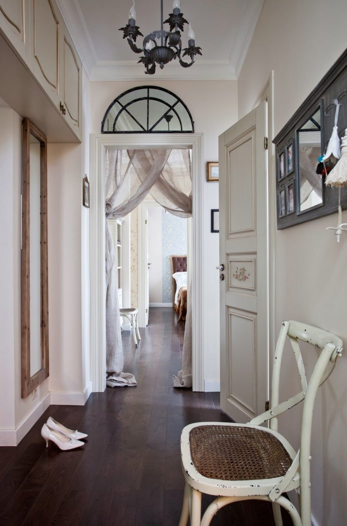 design de interiores de corredor em estilo provençal