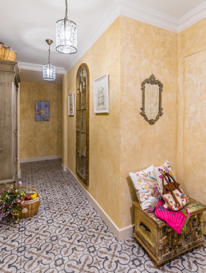 decoração e acessórios no interior do corredor em estilo provençal
