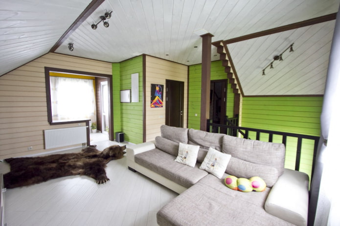 sala de estar branca, verde e bege em uma casa de madeira