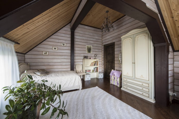 quarto infantil bege-marrom em uma casa de madeira