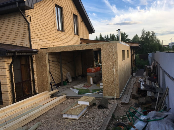 uma garagem anexa à casa