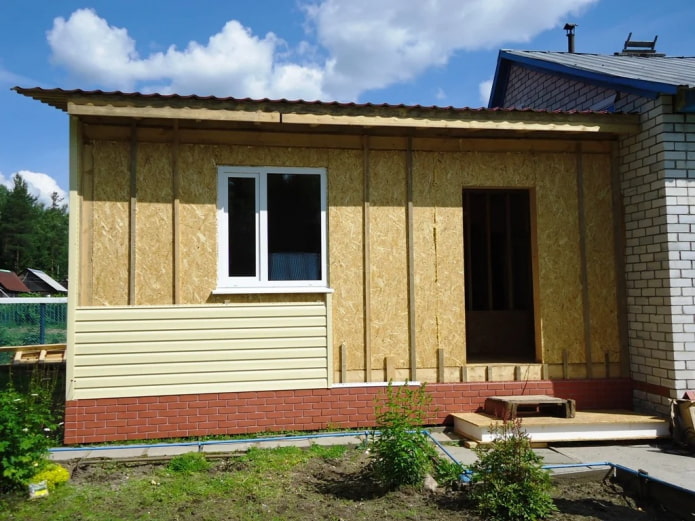 terminando uma extensão feita de painéis de contenção com revestimento