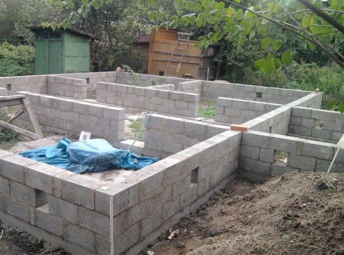 saídas de ventilação quadradas em uma fundação de bloco