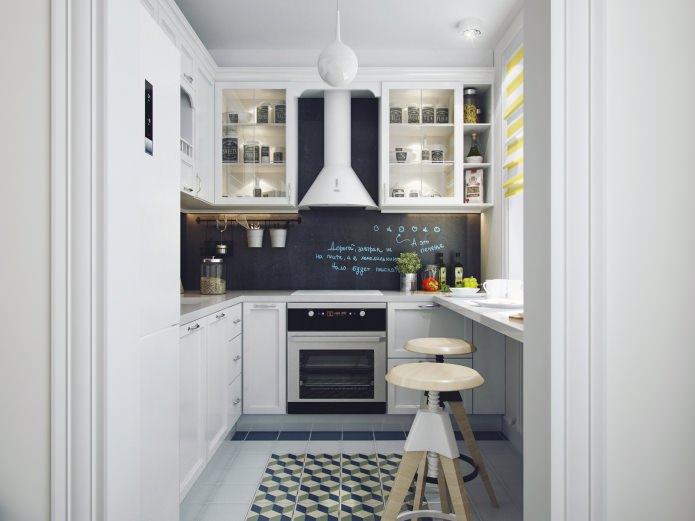 interior da cozinha com conjunto de cozinha branco