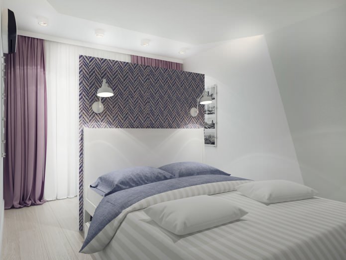 interior do quarto com cortinas roxas