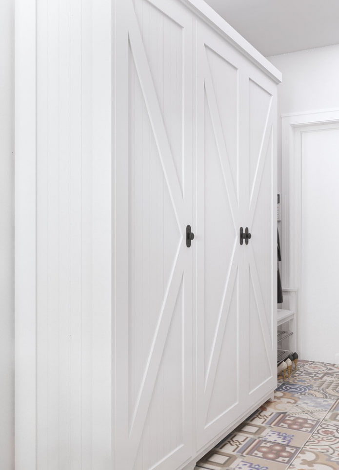 Guarda-roupa no corredor
